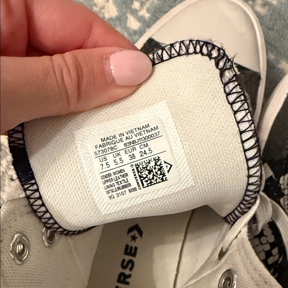 Stylish Women's converse High-Top Sneakers - Picture 3 of 3